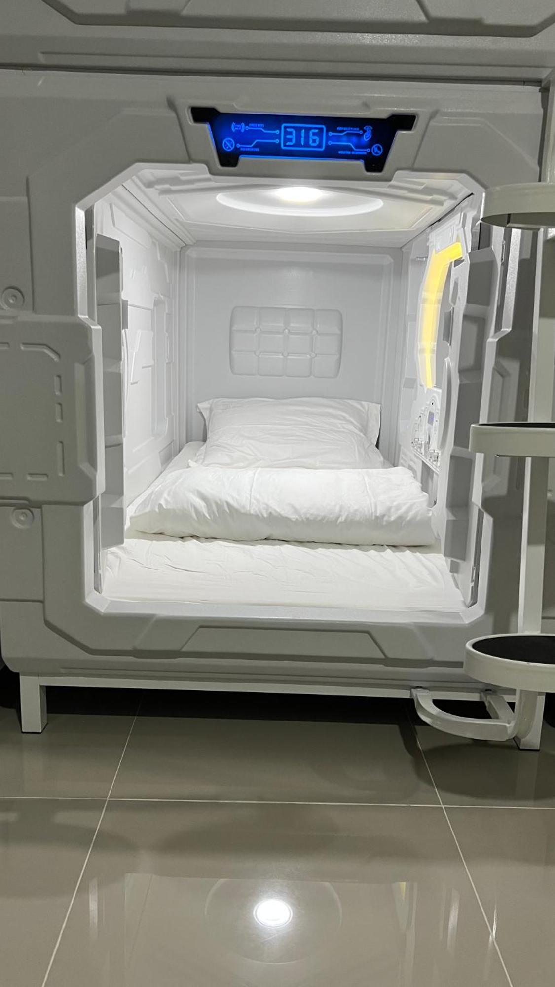 Kiwi Capsule Hotel Bangkok Zewnętrze zdjęcie