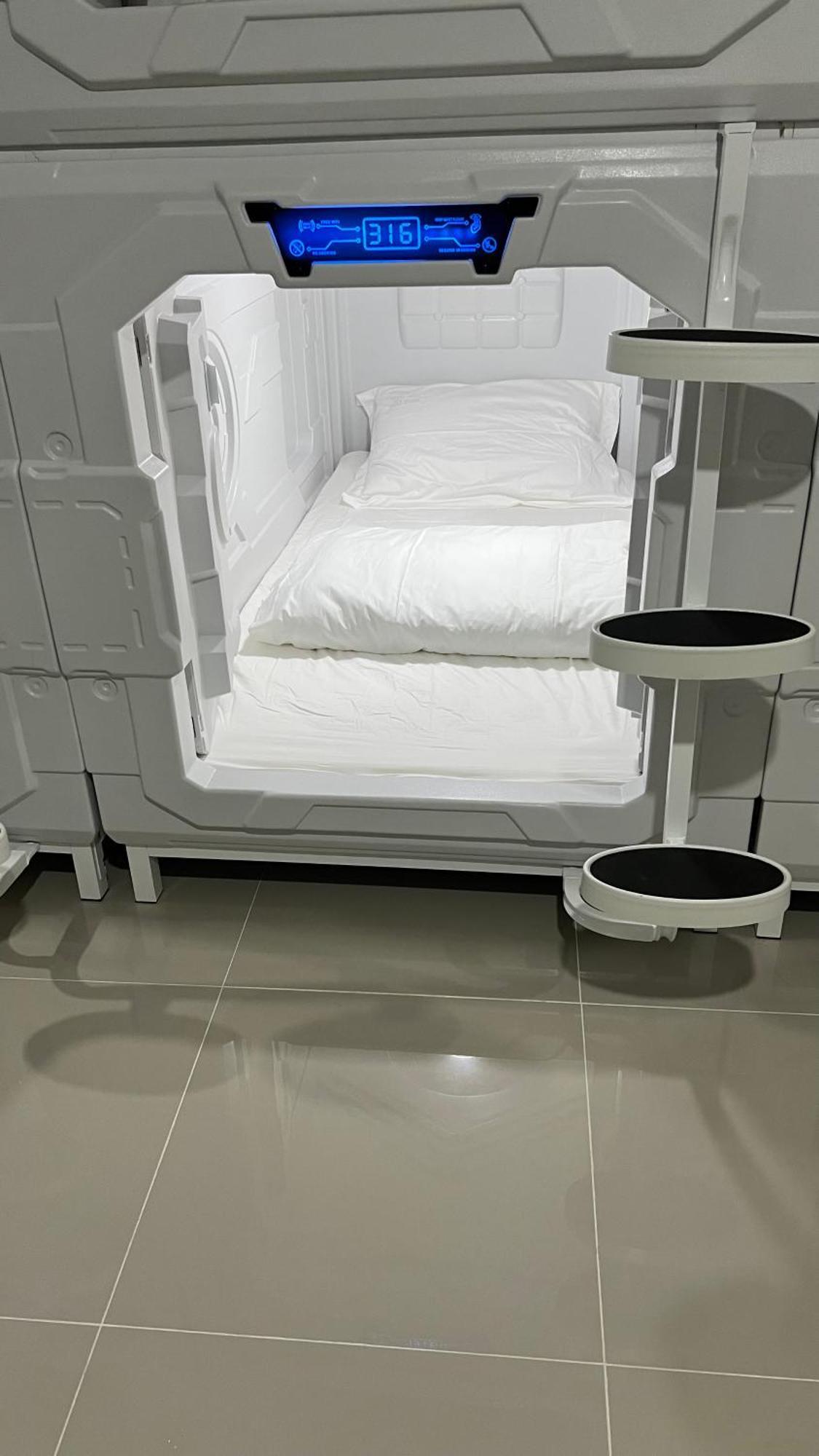 Kiwi Capsule Hotel Bangkok Zewnętrze zdjęcie
