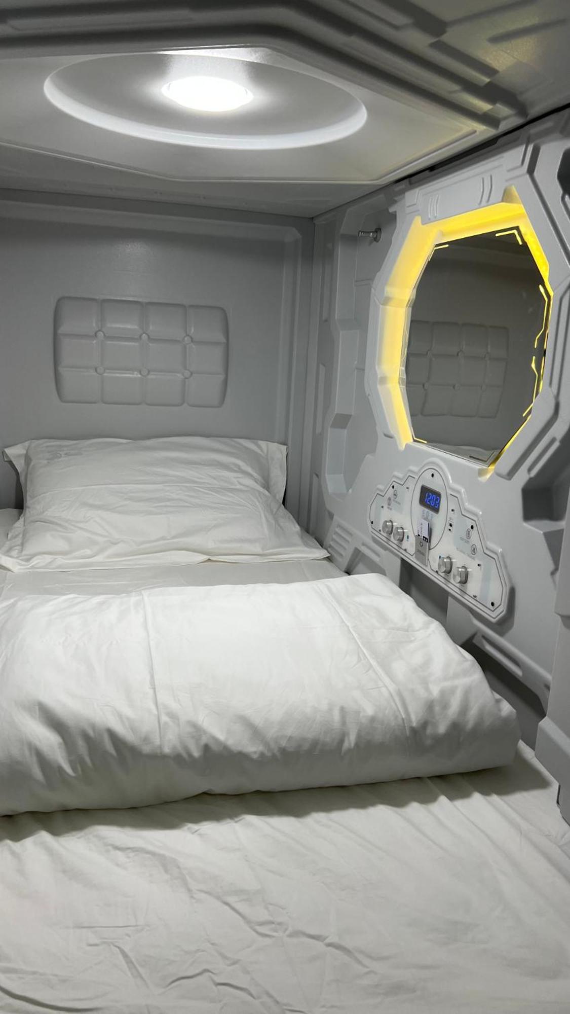 Kiwi Capsule Hotel Bangkok Zewnętrze zdjęcie