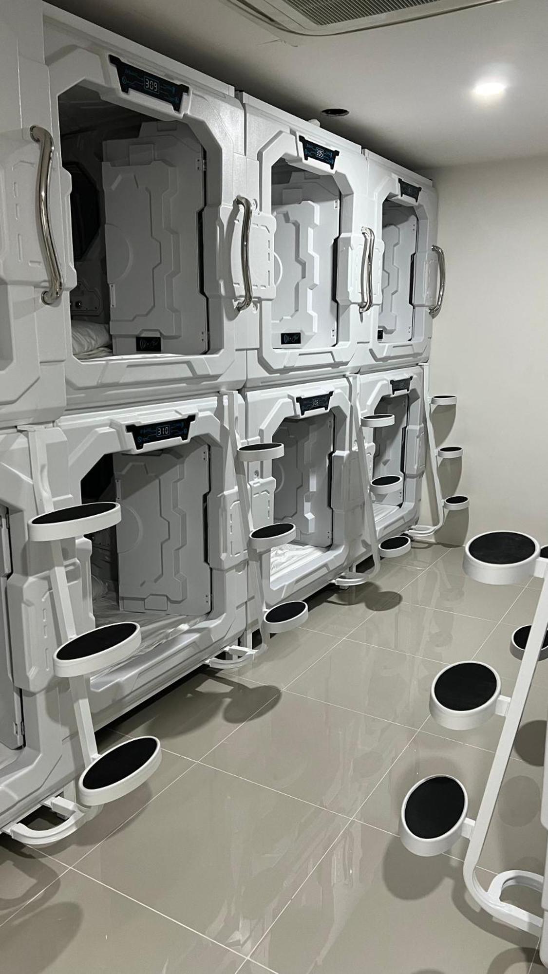 Kiwi Capsule Hotel Bangkok Zewnętrze zdjęcie