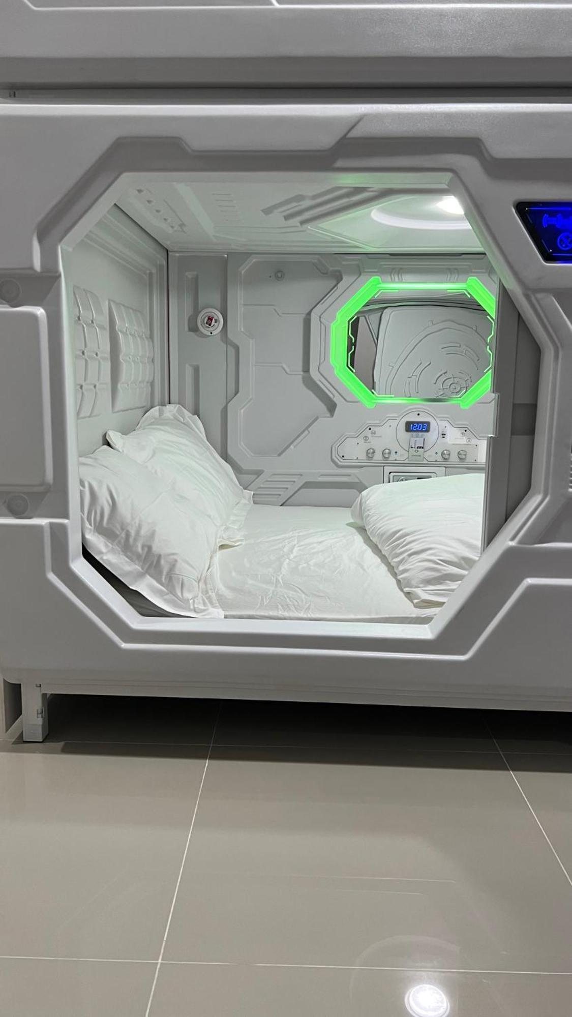 Kiwi Capsule Hotel Bangkok Zewnętrze zdjęcie