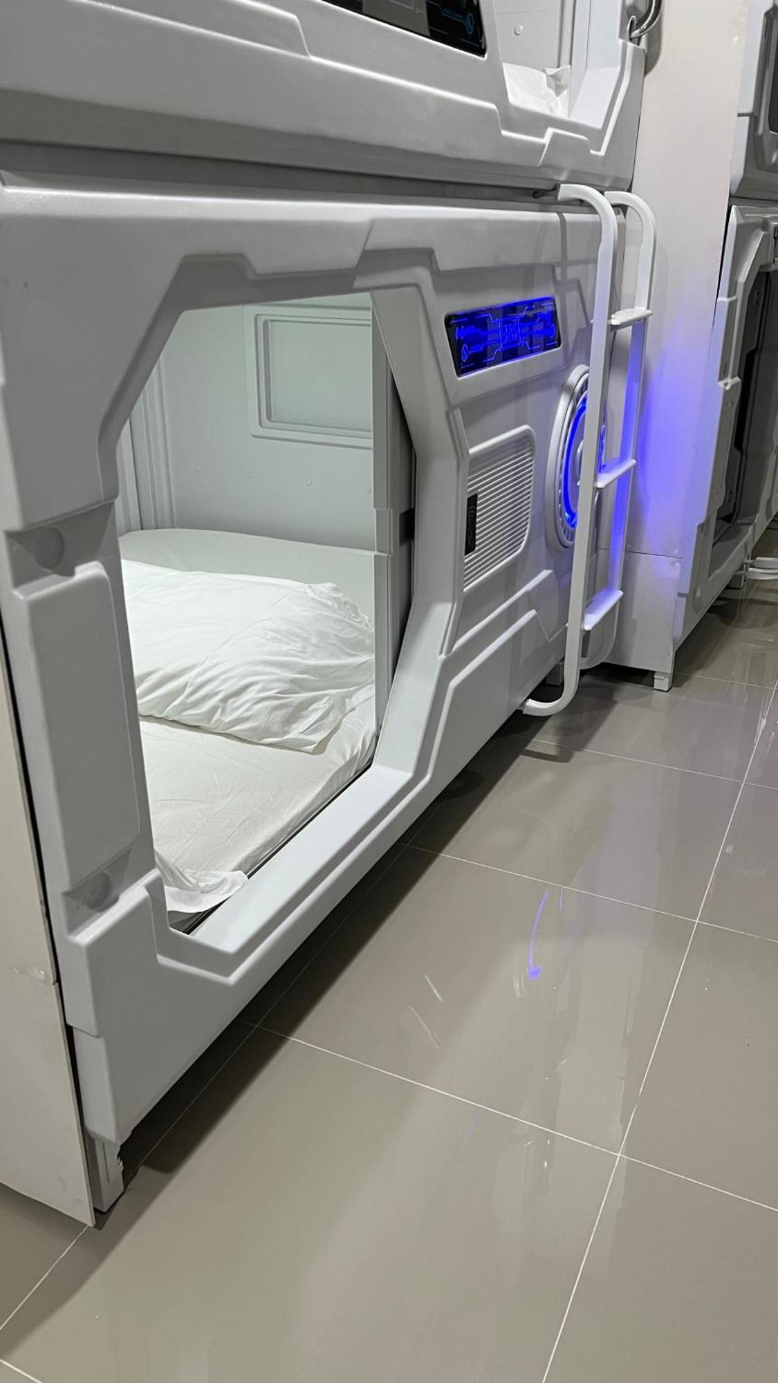 Kiwi Capsule Hotel Bangkok Zewnętrze zdjęcie