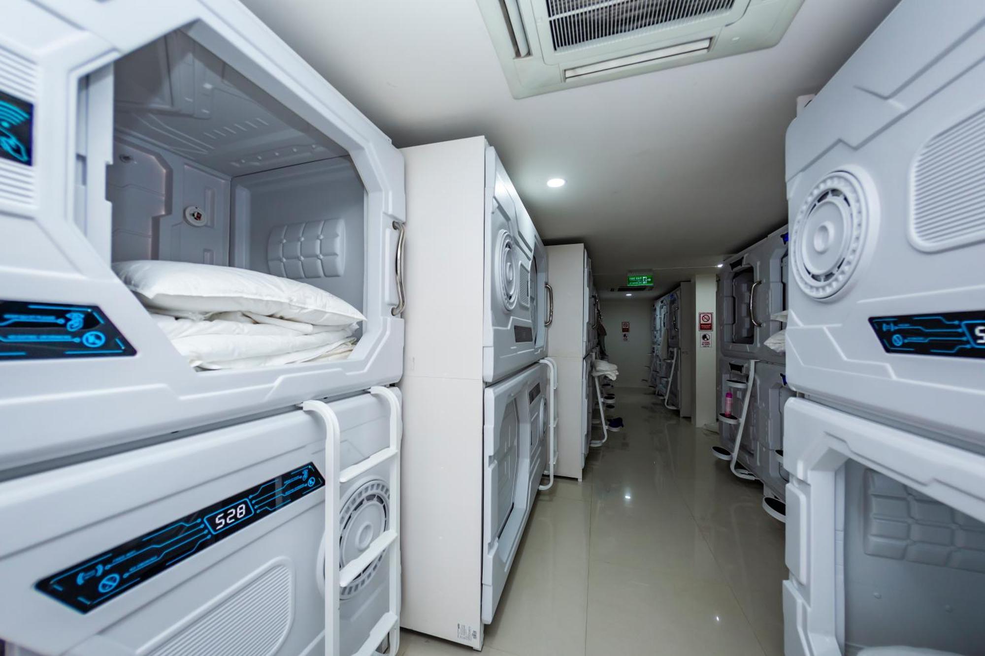 Kiwi Capsule Hotel Bangkok Zewnętrze zdjęcie