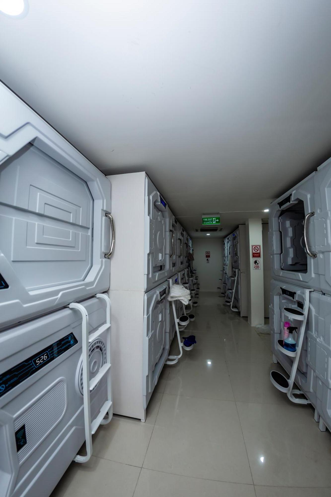 Kiwi Capsule Hotel Bangkok Zewnętrze zdjęcie